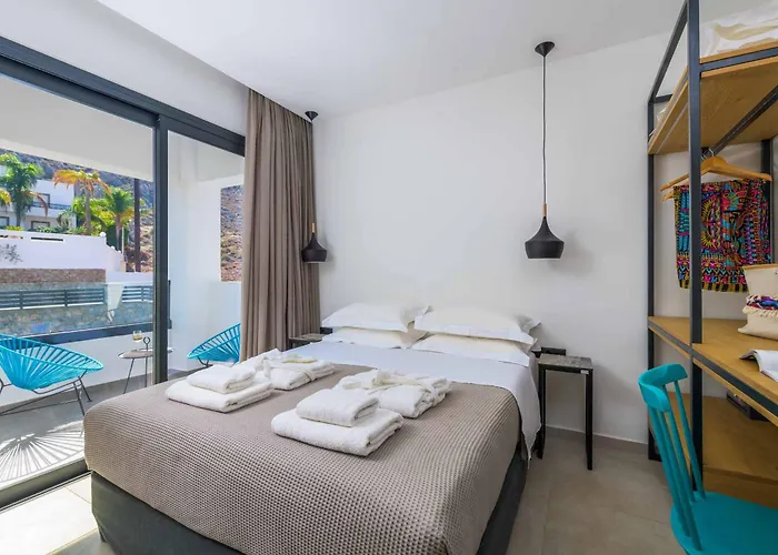 Lambis Athina Villa *